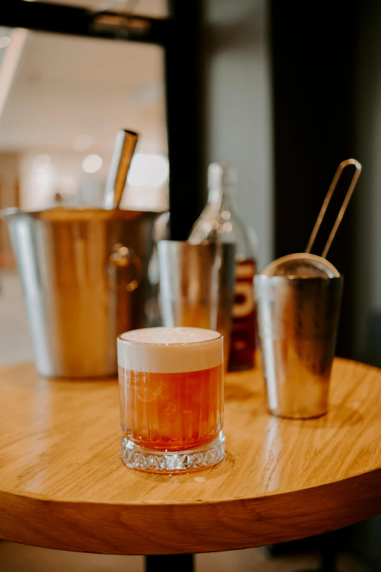 Amaretto sour koktel, sa penom od belanca na vrhu.1